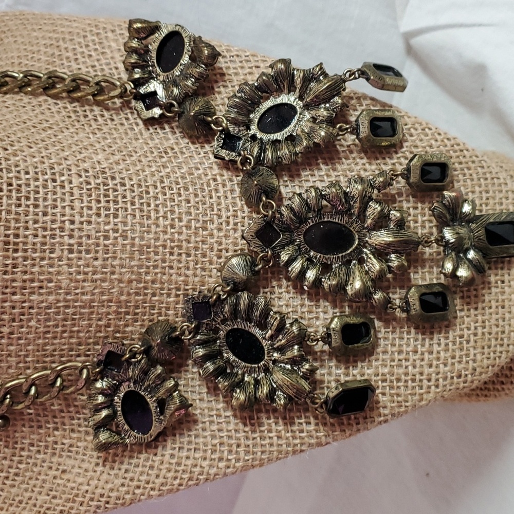 Dramatic statement necklace - Picture 3 of 4